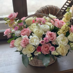 Авторская корзинка из роз и эустом