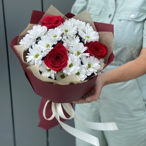 Букет «Комплимент» из роз и хризантем