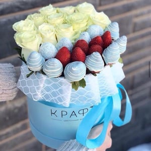 Бокс с клубникой и розами "Мечта"