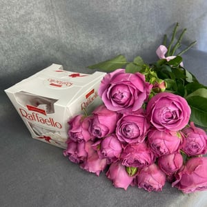 Подарочный набор «Розы с конфетами Раффаэлло»