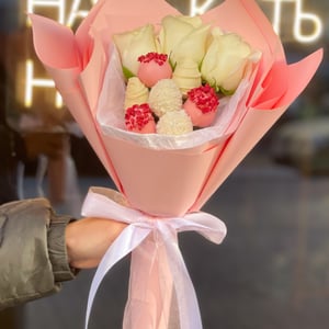 Клубника в шоколаде с цветами Роза