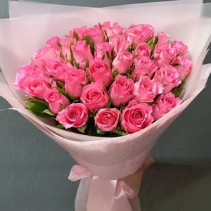 Букет «33 розовых розы в упаковке»