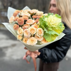 Осенний букет с брассикой из роз и хризантем