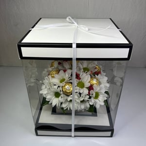 Коробка с цветами «Букет с конфетами Rocher "Счастье"» из хризантем