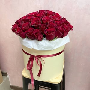 51 эквадорская роза в шляпной коробке