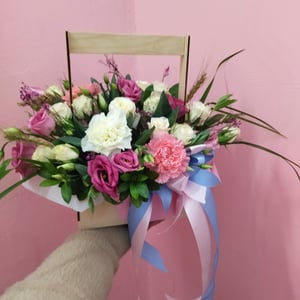Коробка с цветами «Зарисовки» из роз и эустом