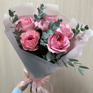 Букет из 5 пионовидных роз и эвкалипта