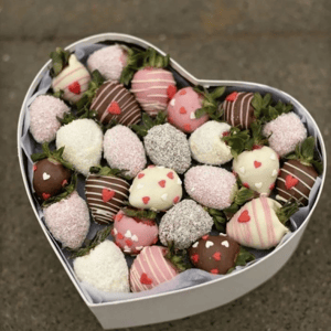 Сердце M белое с клубникой в шоколаде