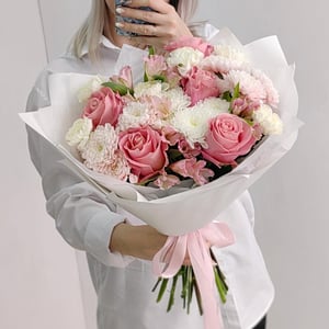 Нежный букет с розами, хризантемой