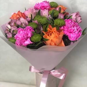 Яркий букет из роз и хризантем