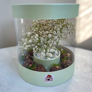 Композиция из клубники «Бокс-аквариум»