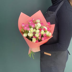 Букет из кустовой розы белой и розовой 9