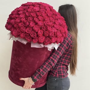 Шляпная коробка с цветами «Мера успеха» из роз