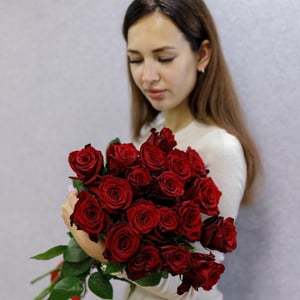 Букет «19 красных роз»