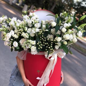 Шляпная коробка с цветами «Дон» из эустом и гвоздик