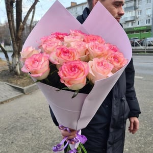 Букет высоких розо-белых роз