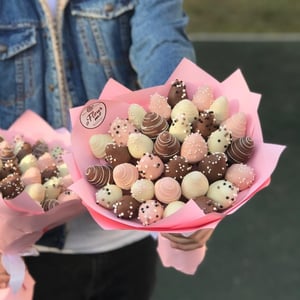 Букет из клубники в шоколаде "Монруж" S