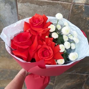 Букет «Лед и пламя» из роз и хризантем