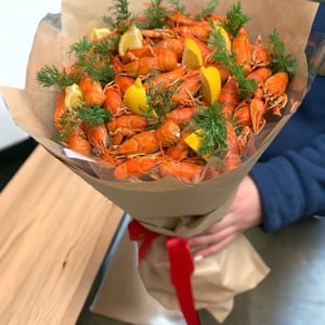 Вареные раки и лимоны