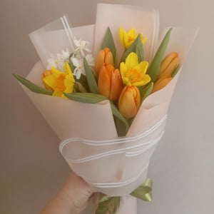 Букет «Три желания» из тюльпанов и экзотических цветов