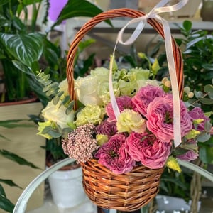 Корзина из признаний из роз и эустом