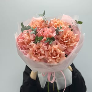 Букет из ажурных роз с эвкалиптом