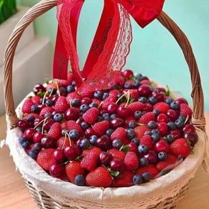 Композиция из клубники «Ягодная корзина 2»
