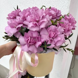 Французские розы в шляпной коробке