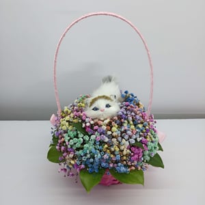 Корзина с цветами «Композиция из гипсофилы "Кошка в лукошке"»