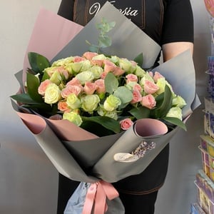 Букет «Роза кустовая два цвета с зеленью»
