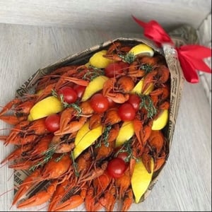 Вареные раки,лимоны и помидорки Черри