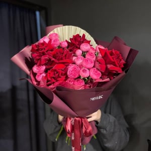 Яркий букет из французских и пионовидных из роз