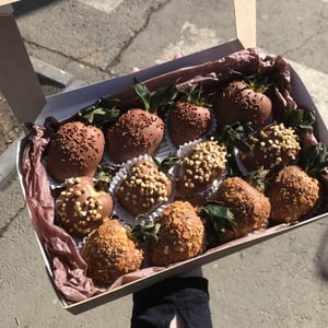 Композиция из клубники «Вкусняшки для Няшки»
