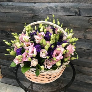 Корзина с цветами «25 разноцветных эустом»