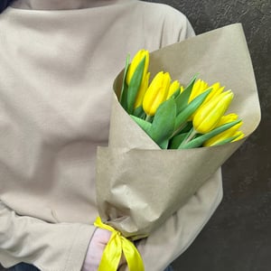 Букет «Желтые тюльпаны в крафте»