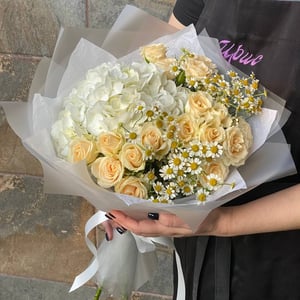 Букет «Мистерия» из роз и ромашек