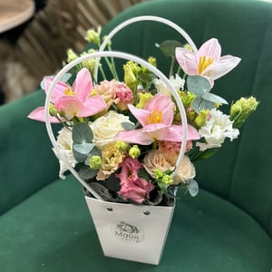 Коробка с цветами «Сумочка Малышка» из эустом и тюльпанов