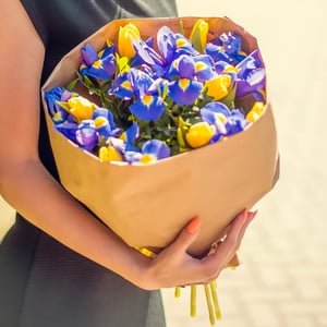 Букет из тюльпанов и ирисов стандартный