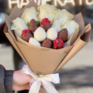 Клубника в шоколаде с розами Френсис
