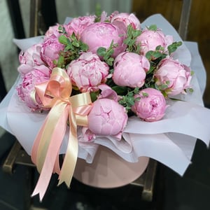 15 розовых пионов в шляпной коробке