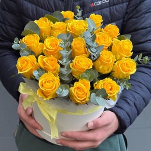 Шляпная коробка с цветами «Солнце в коробке» из роз