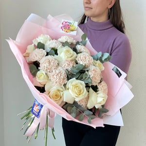 Букет для любимых дам из гвоздик и роз