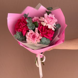 Букет из французских роз и эвкалипта