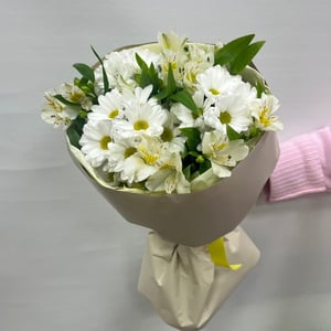 Авторский букет 104 - Для девушки из альстромерий и хризантем