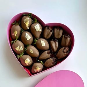 Сердце с финиками и клубникой в шоколаде