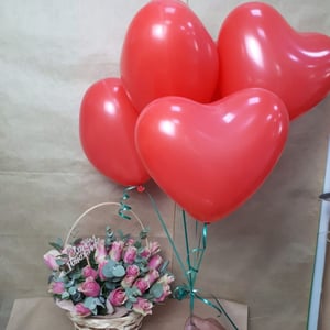 Подарочный набор «Корзина с розами и шары»