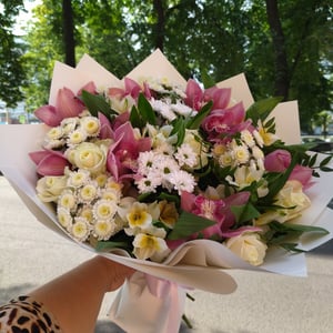 Букет «Симона» из орхидей и роз