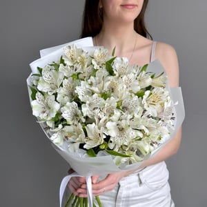 Нежный букет из белых альстромерий