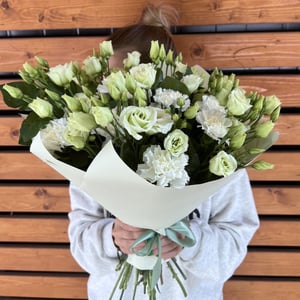 Букет с диантусами и эустомой