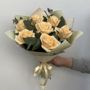 Букет из роз с эвкалиптом